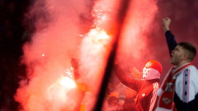 Kölner Fans brennen Pyrotechnik ab - nach der Heimniederlage machten einige von ihnen ihrem Frust gewaltsam Luft. Kölner Fans brennen Pyrotechnik ab - nach der Heimniederlage machten einige von ihnen ihrem Frust gewaltsam Luft.