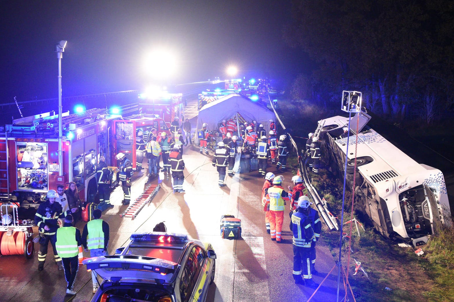 Busunfall auf der A1: Mehrere Insassen wurden teils schwer verletzt.