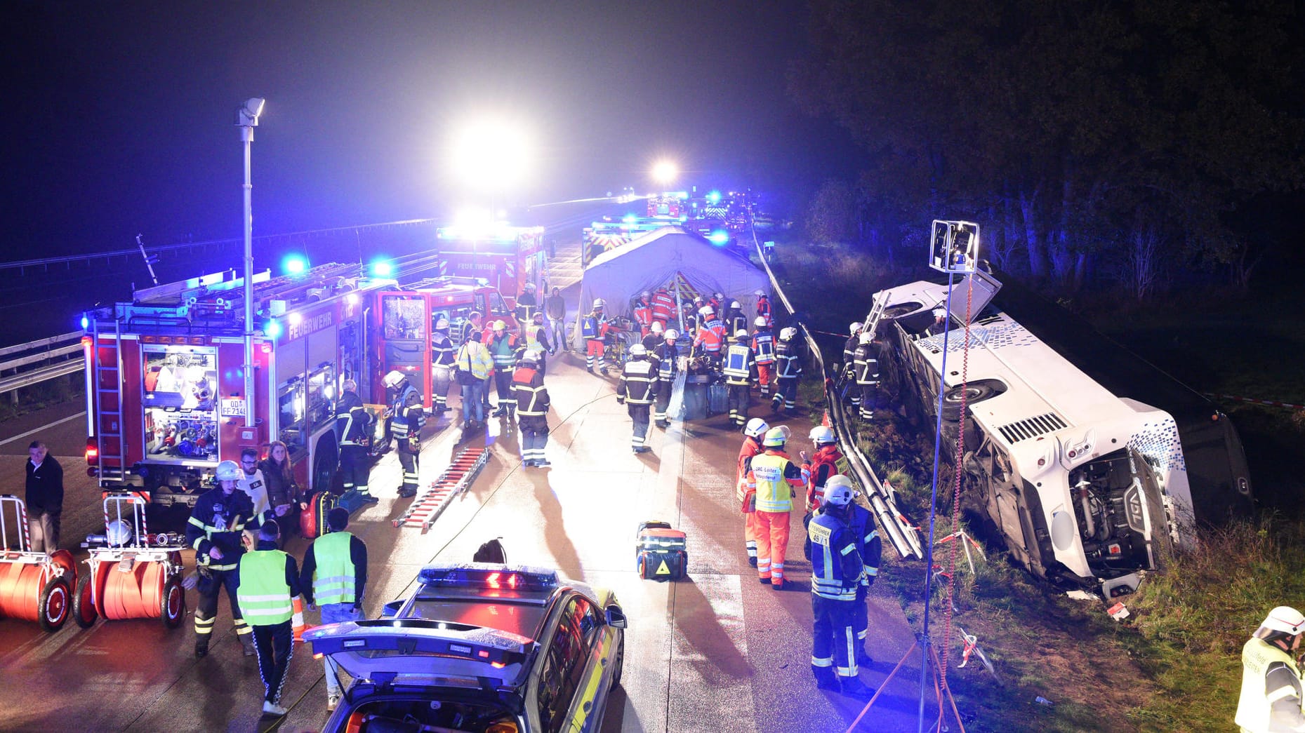 Busunfall auf der A1: Mehrere Insassen wurden teils schwer verletzt.