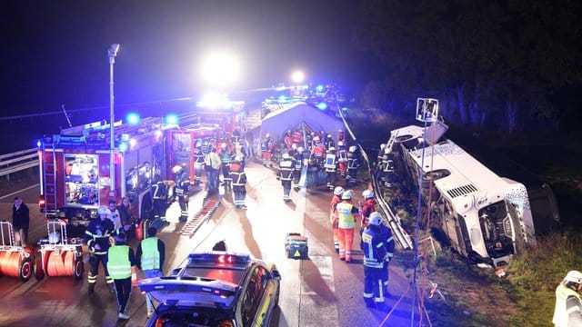 Der Bus war von der Fahrbahn abgekommen, mit der Leitplanke kollidiert und auf die Seite gekippt.