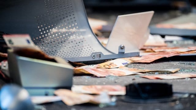 Geldscheine und verbogene Metallteile in einer Bankfiliale, in der ein Geldautomat gesprengt wurde. Geldscheine und verbogene Metallteile in einer Bankfiliale, in der ein Geldautomat gesprengt wurde.