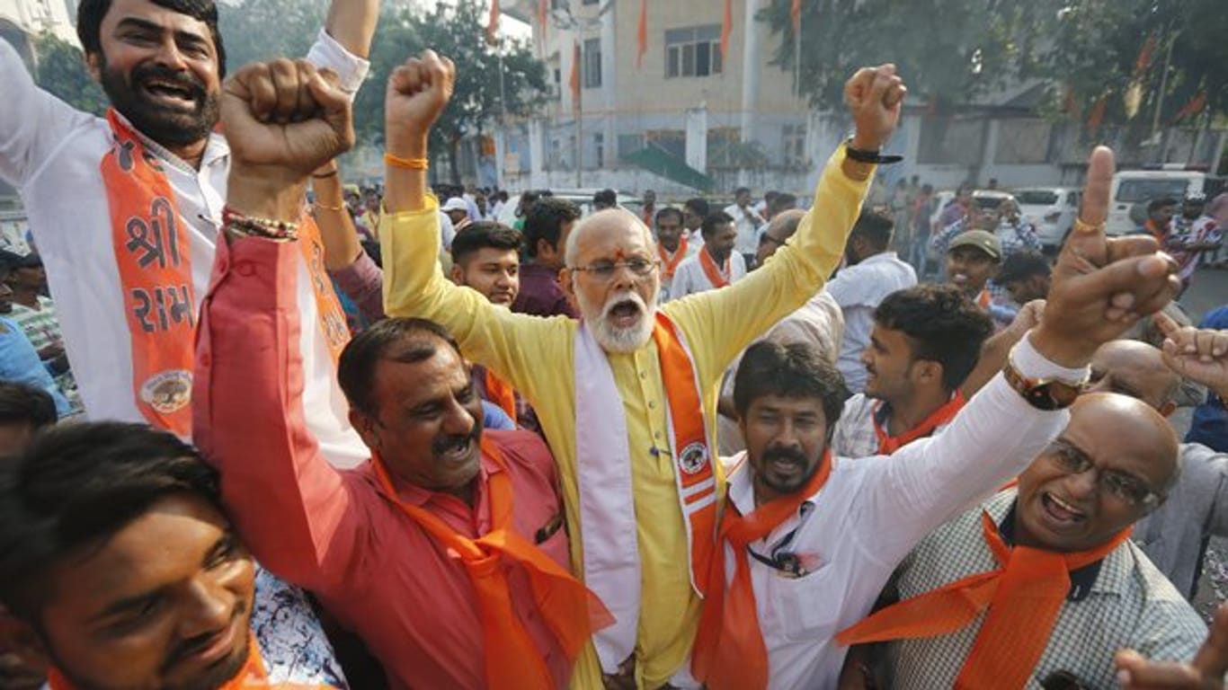 Unterstützer der "Vishwa Hindu Parishad", einer hindunationalistische Organisation, feiern das Urteil des Obersten Gerichts.