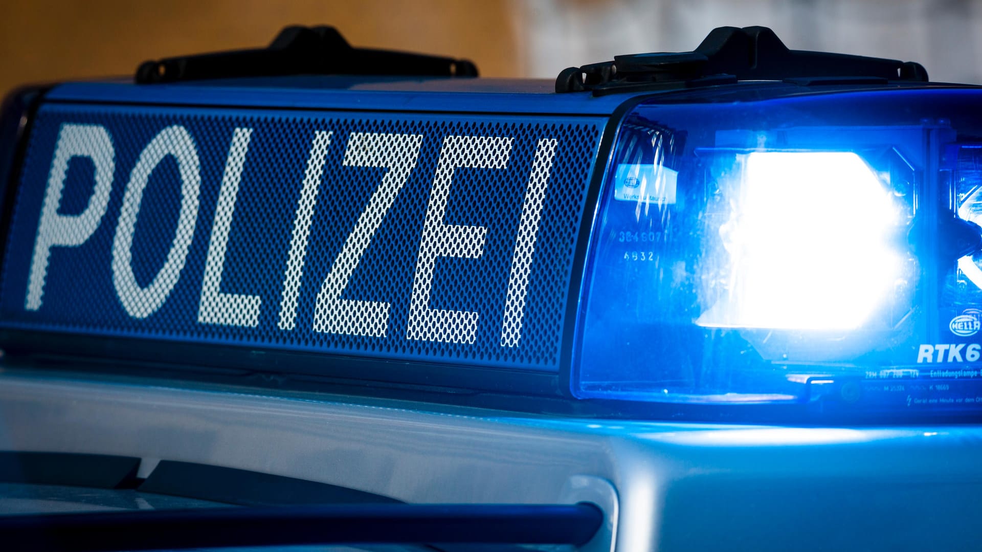 Polizeifahrzeug: Ein Mann wollte mit seinem Kopf eine Tür einschlagen. (Symbolbild)