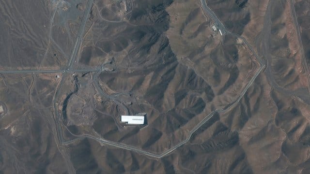 Satellitenbild der iranischen Atomanlage Fordo, nördlich der heiligen Stadt Qom. Satellitenbild der iranischen Atomanlage Fordo, nördlich der heiligen Stadt Qom.