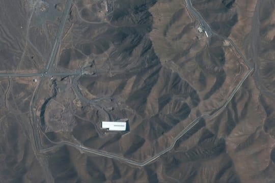 Satellitenbild der iranischen Atomanlage Fordo, nördlich der heiligen Stadt Qom.