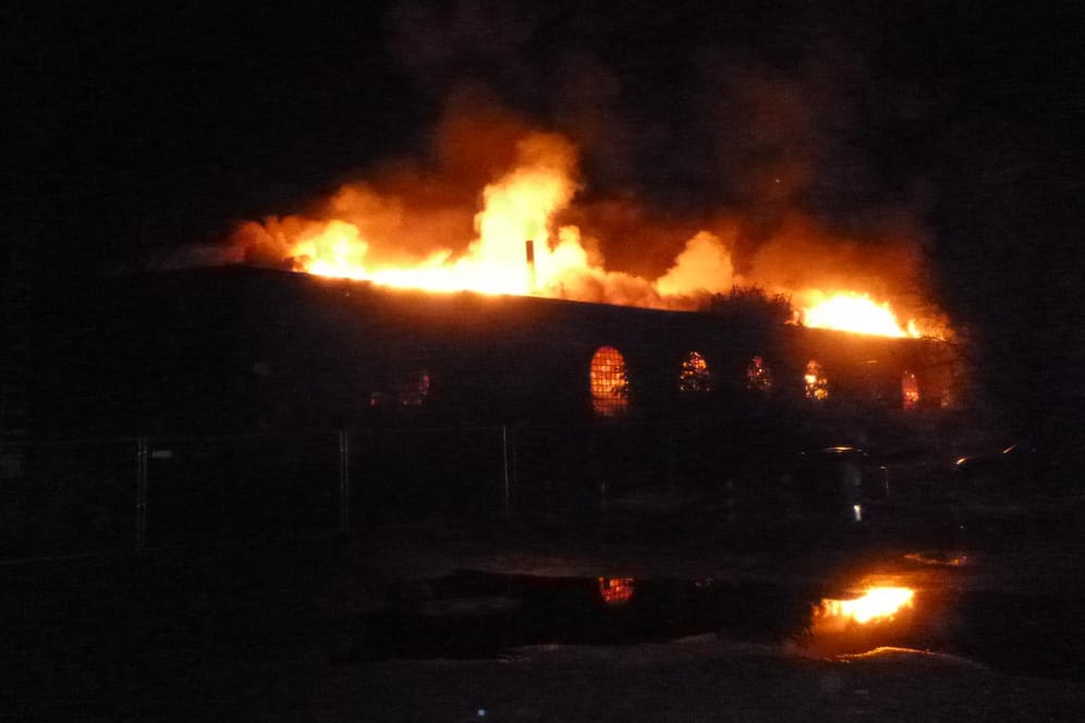Die Ehemalige Lokhalle steht in Flammen: Bei dem Feuer entstand ein Sachschaden von etwa 500.000 Euro.