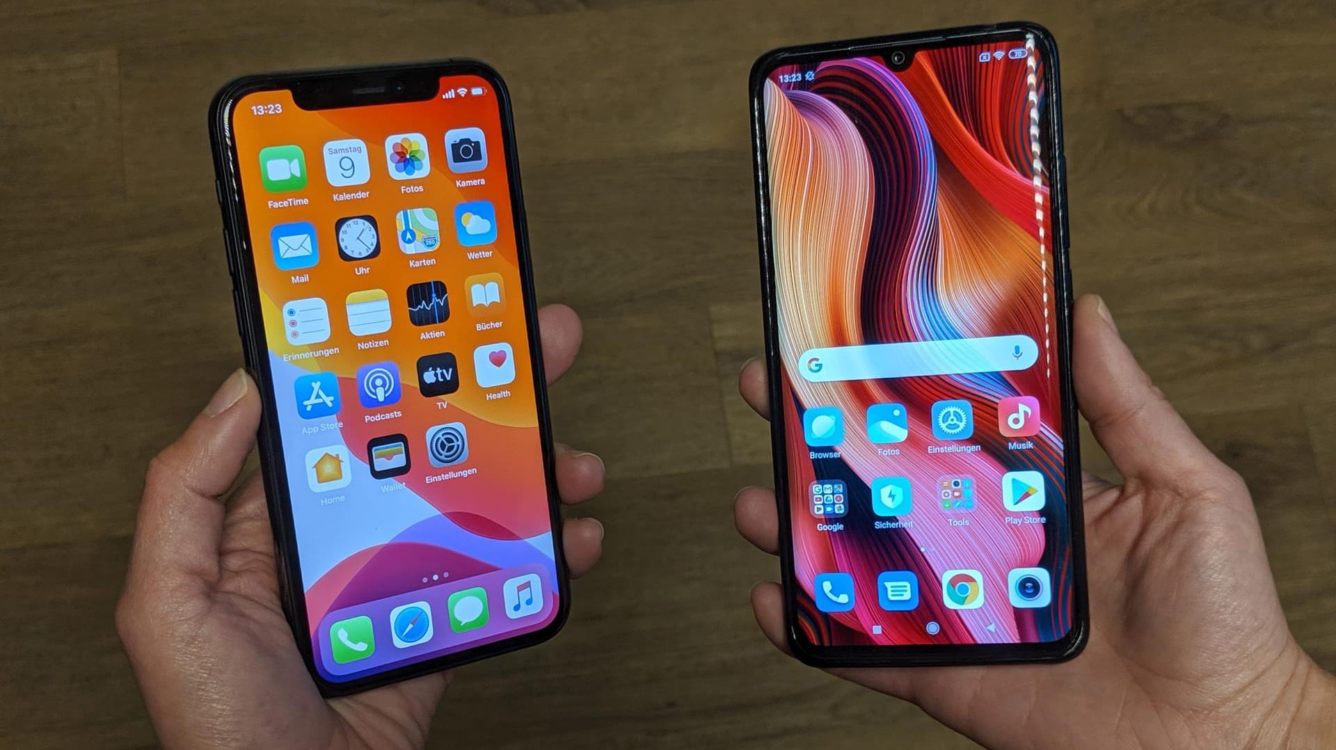 Das iPhone 11 Pro wird neben ein Xiaomi Mi Note 10 gehalten: Das Xiaomi-Gerät ist halb so teuer wie das iPhone 11 Pro. Trotzdem soll die Kamera besser sein.