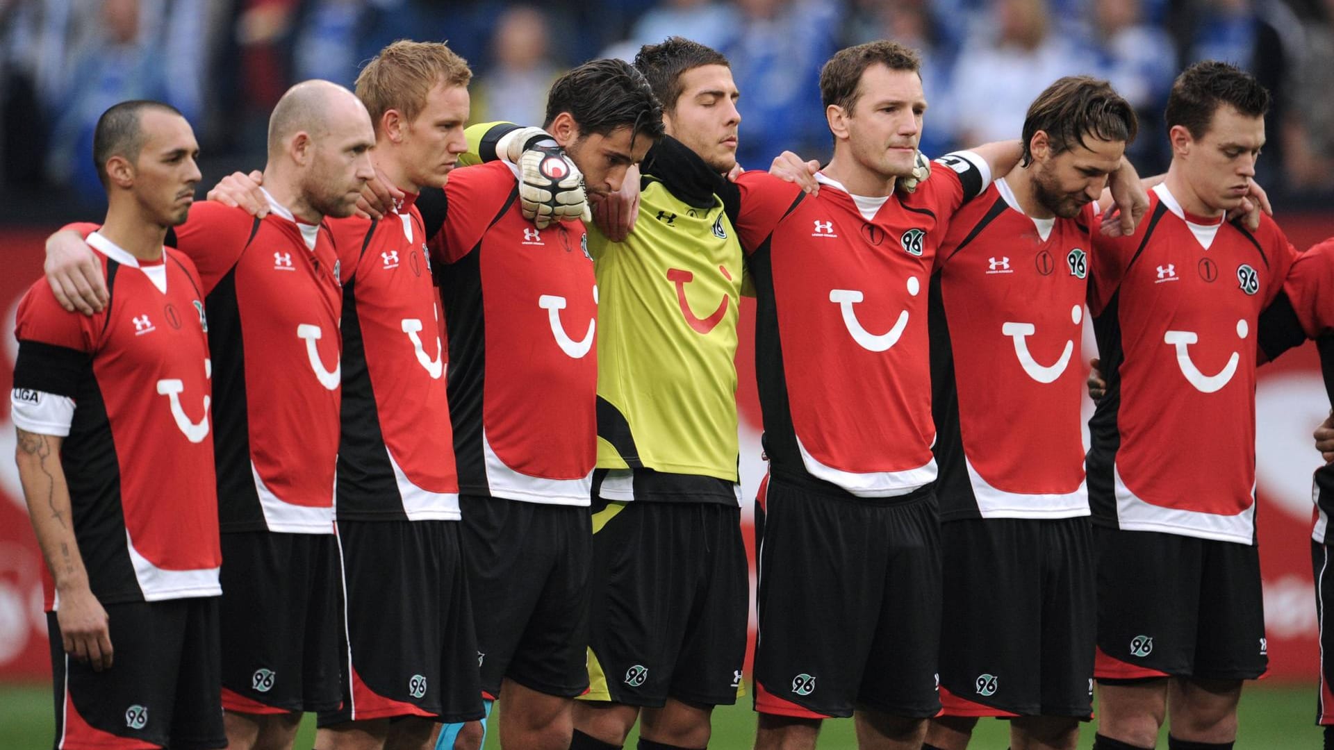 Im Jahr 2009, wenige Tage nach der Tragödie: Die Profis von Hannover 96 um Jan Rosenthal (3.v.l.) standen in der Bundesliga wieder auf dem Feld, gedachten vor der Partie ihres ehemaligen Teamkollegen.