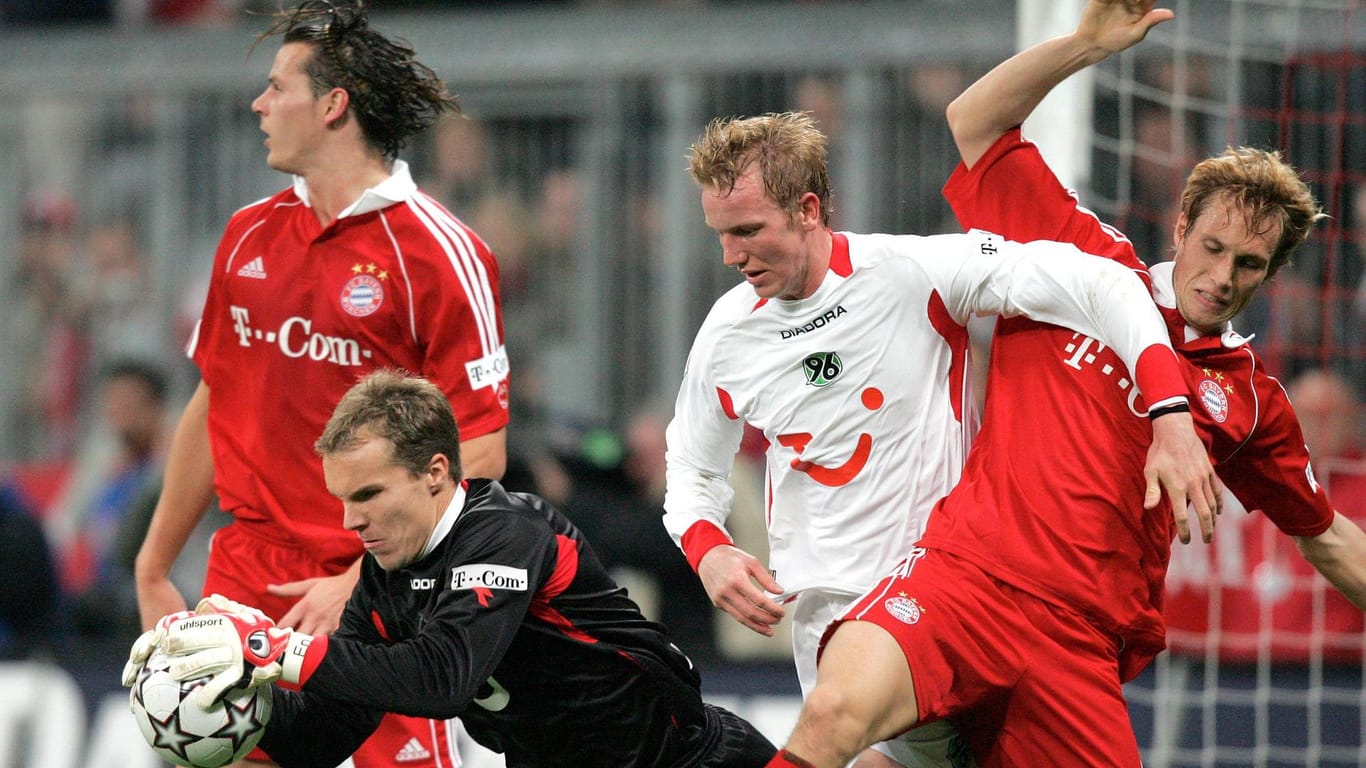Im Jahr 2006: Gemeinsam kämpften Robert Enke (am Ball) und Jan Rosenthal für Hannover 96 um Punkte in der Bundesliga – hier im Spiel gegen den FC Bayern.