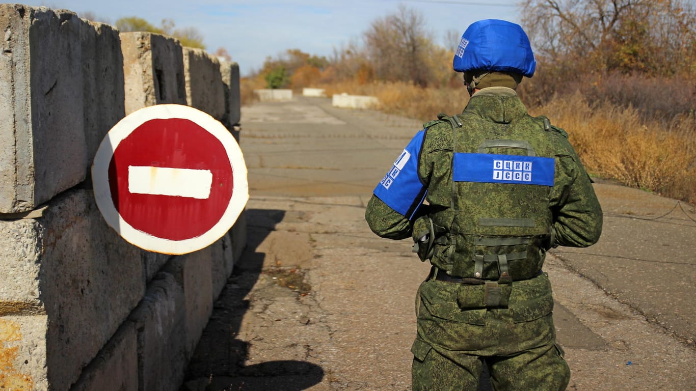 Ein Soldat in Luhansk: In der Ostukraine soll Frieden gestiftet werden. (Archivbild)