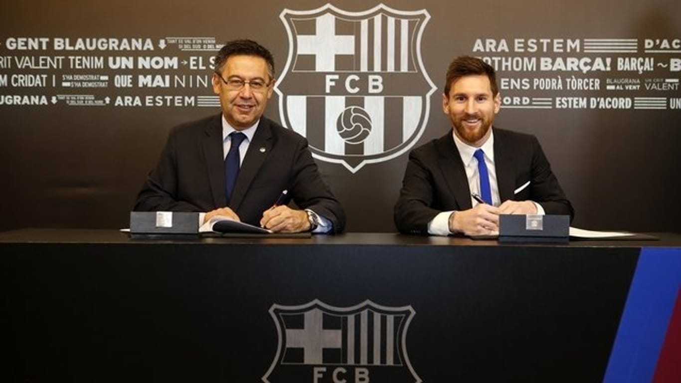Lionel Messi (r) und Vereinspräsident Josep Maria Bartomeu 2017 bei der Verlängerung des Vertrags bis zum Jahr 2021.
