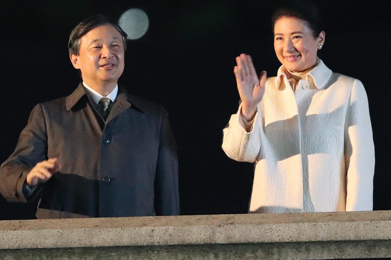 Japans neues Kaiserpaar: Zehntausende Meschen nahmen an der Thronbesteigung teil.