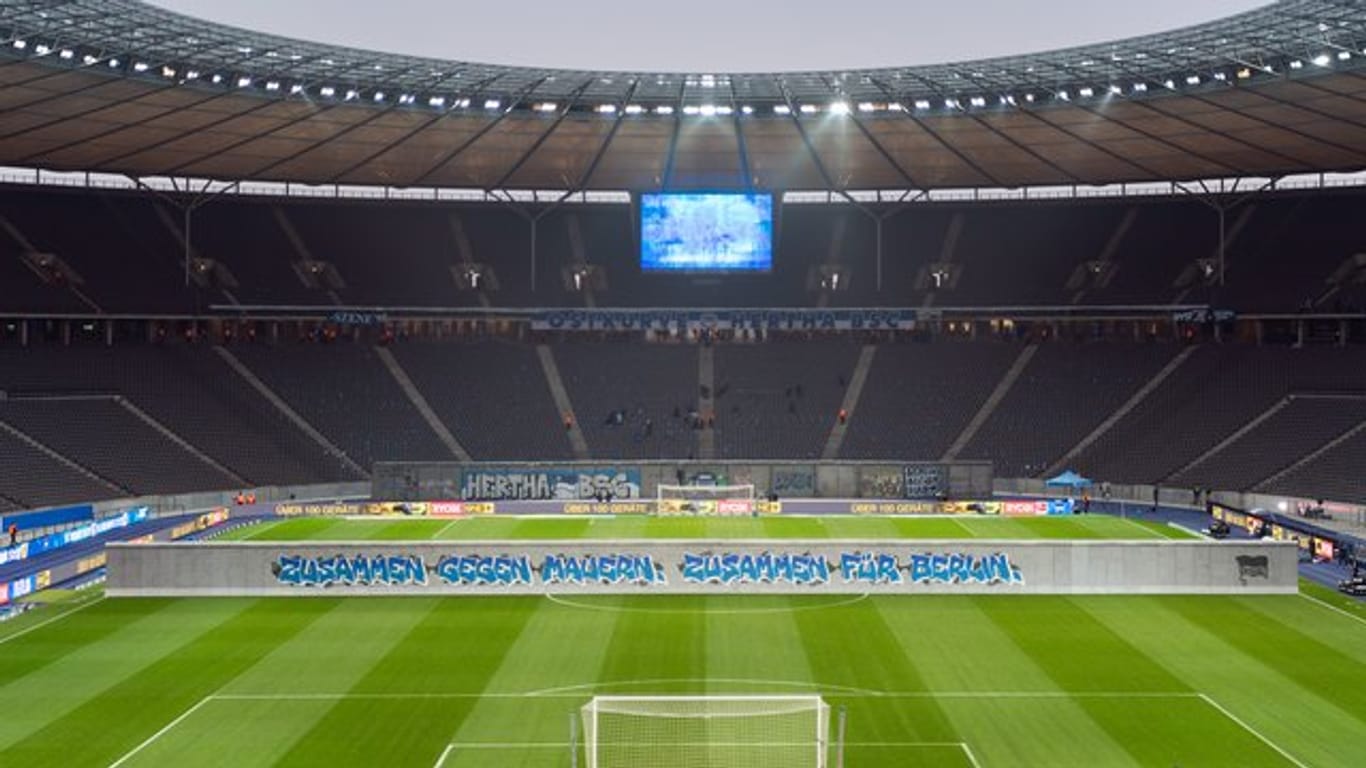 Eine "Mauer" mit der Aufschrift "Zusammen gegen Mauern, zusammen für Berlin" steht vor dem Spiel gegen RB Leipzig auf dem Rasen.