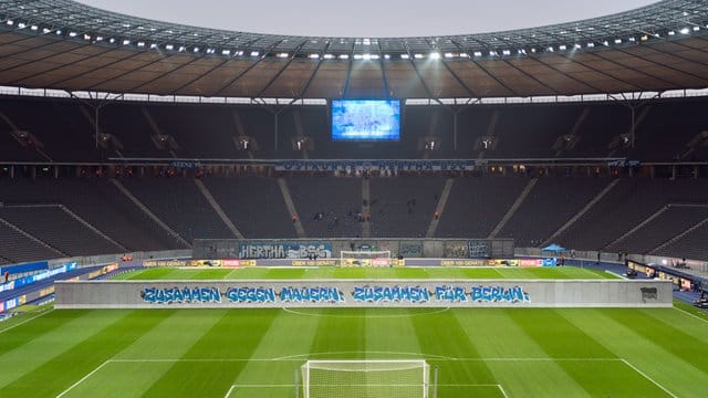 Eine "Mauer" mit der Aufschrift "Zusammen gegen Mauern, zusammen für Berlin" steht vor dem Spiel gegen RB Leipzig auf dem Rasen.