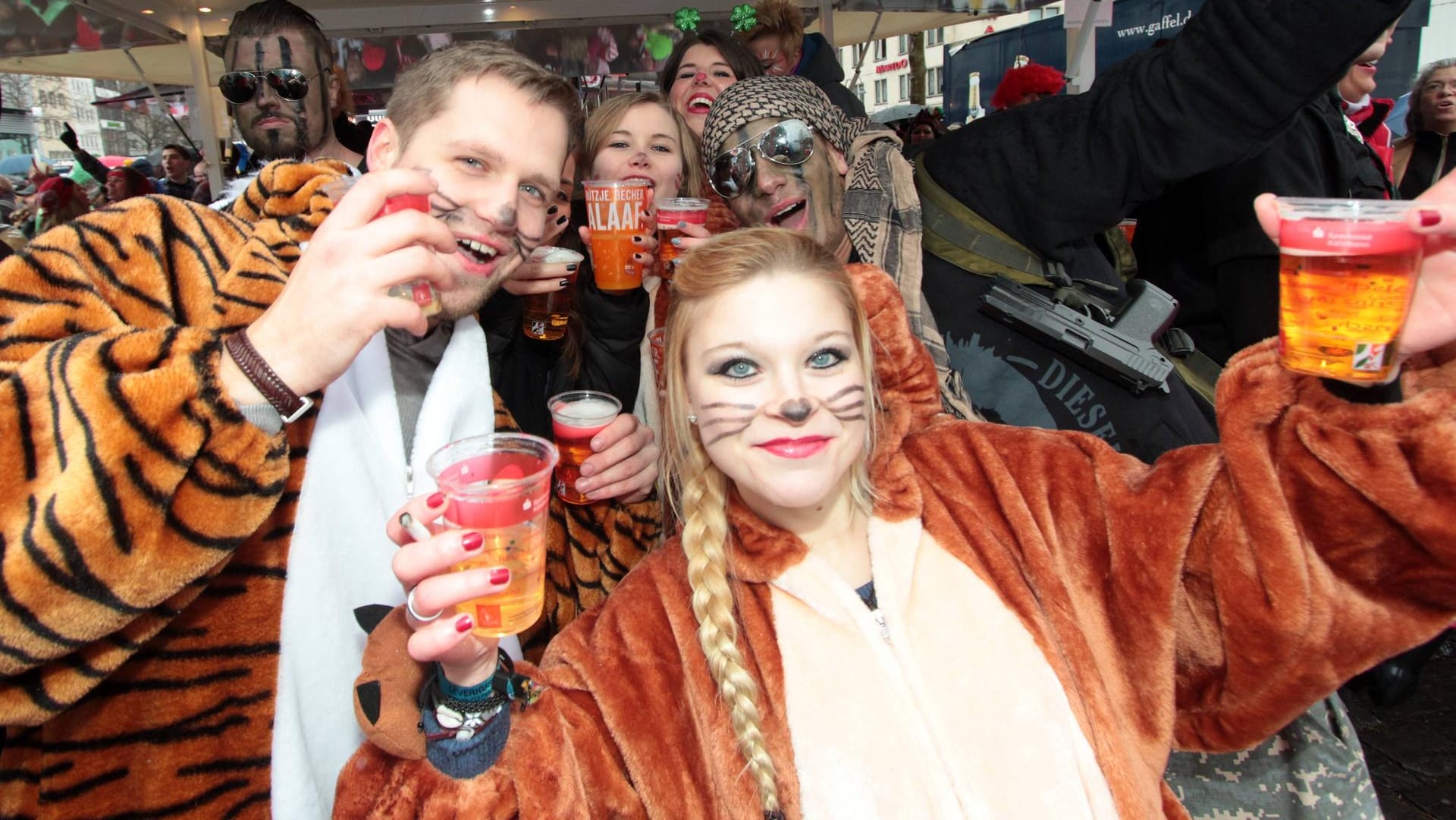 Fröhliche Jecken mit Kölsch: An Karneval wird in Köln feucht-fröhlich gefeiert.