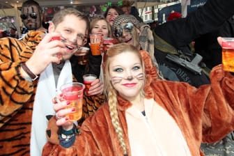 Fröhliche Jecken mit Kölsch: An Karneval wird in Köln feucht-fröhlich gefeiert.