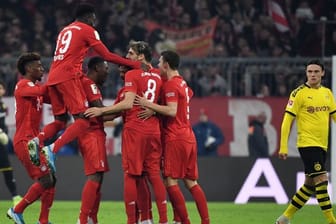Die Bayern-Spieler feierten im Topspiel gegen den BVB einen klaren Sieg.