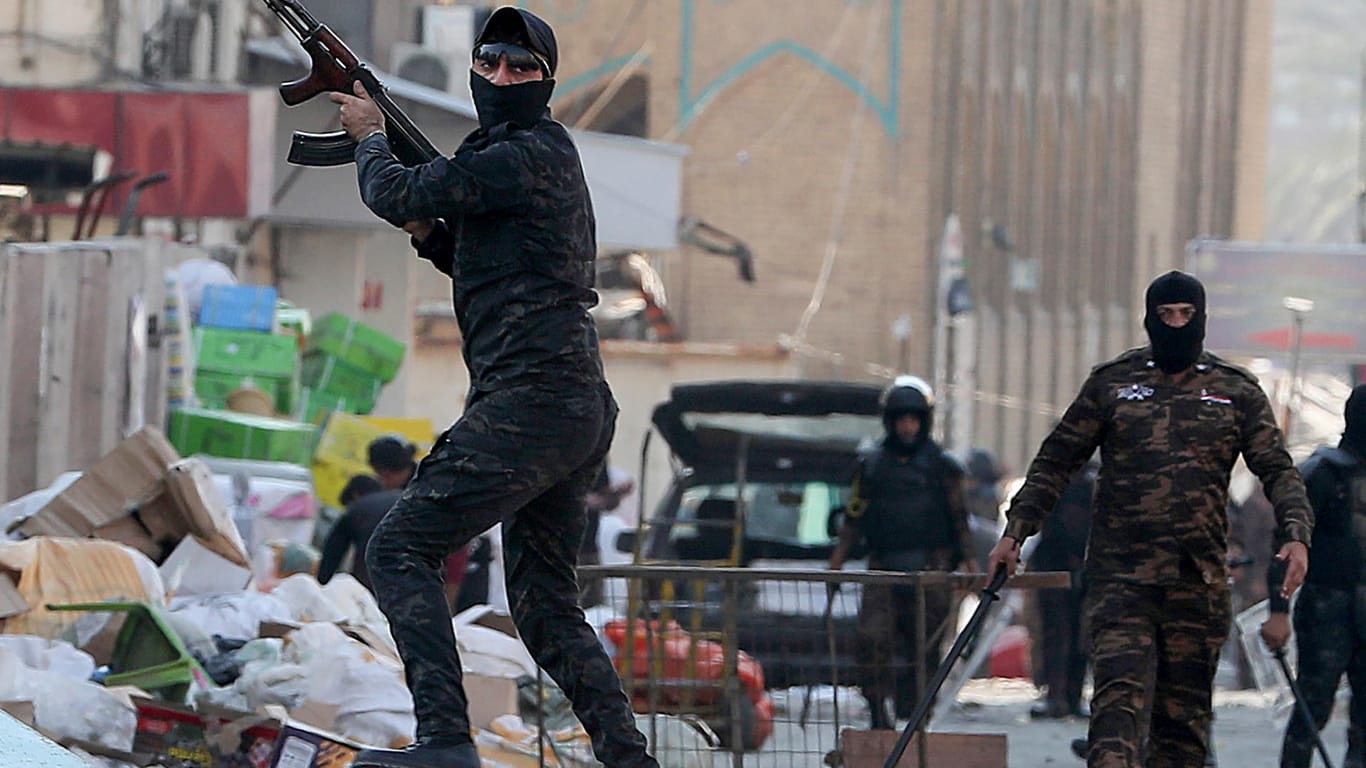 Einsatzkräfte im Zentrum von Bagdad: Seit Beginn der Proteste Anfang Oktober wurden an die 300 Menschen getötet.