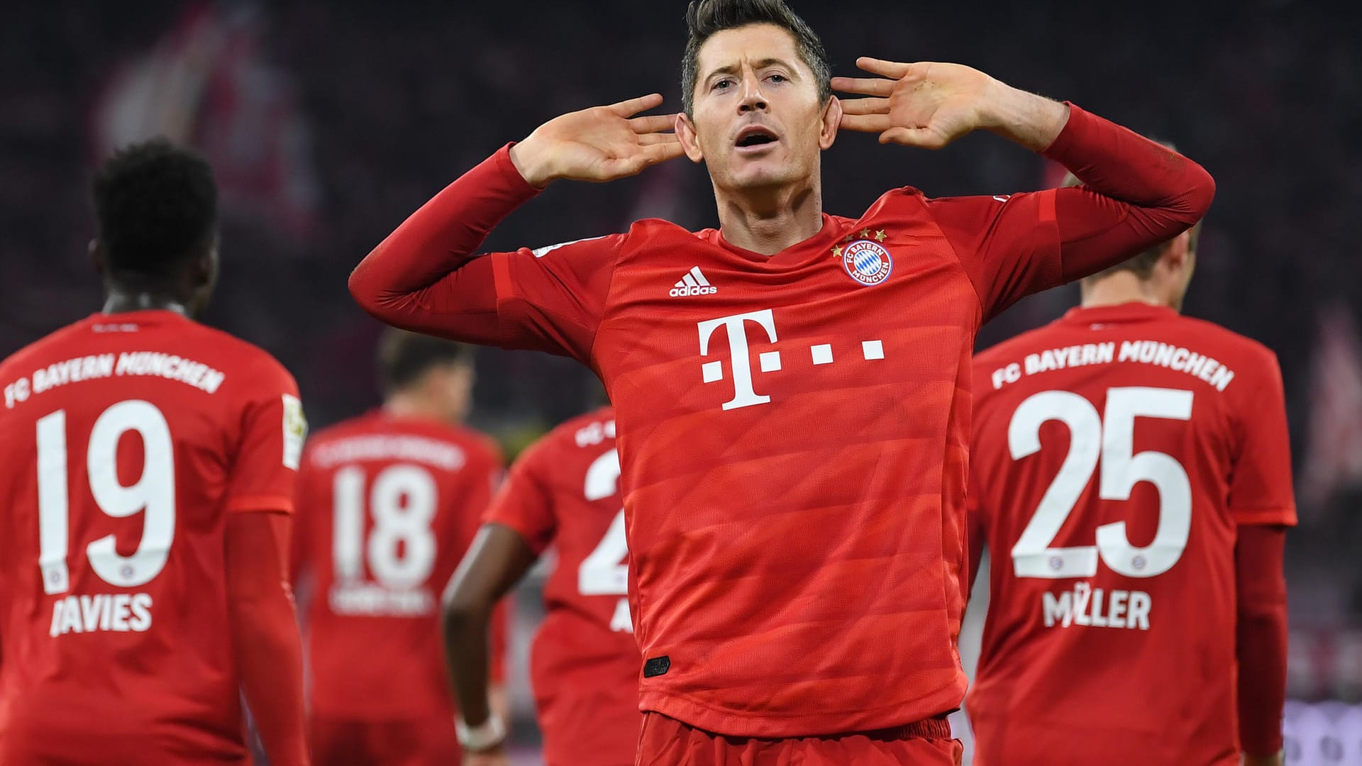 Robert Lewandowski: Der Bayern-Star jubelt nach seinem Tor zum 1:0 und gestikuliert in Richtung der Fans.