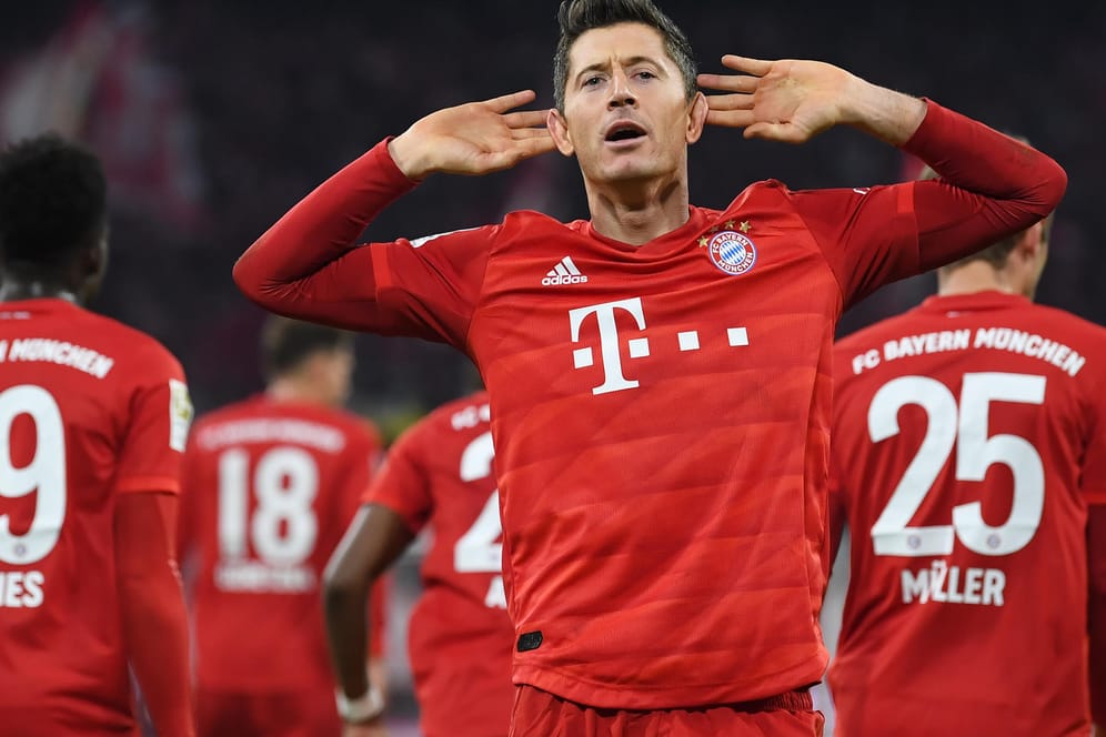 Robert Lewandowski: Der Bayern-Star jubelt nach seinem Tor zum 1:0 und gestikuliert in Richtung der Fans.
