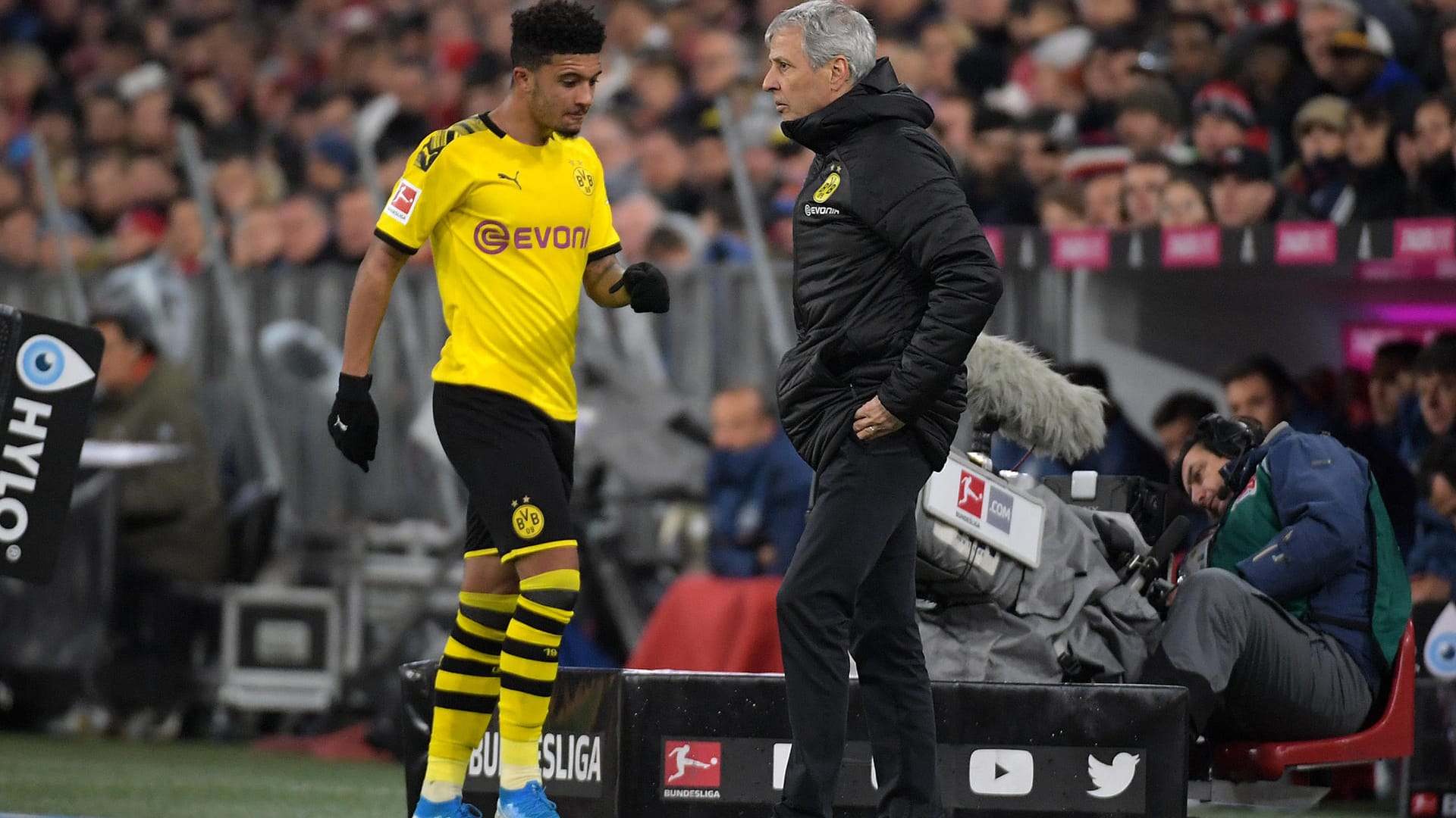 Das Topspiel bei den Bayern war für Sancho (li.) schnell beendet: Der Engländer wird von BVB-Trainer Favre ausgewechselt.