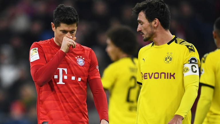 Borussia Dortmund's Mats Hummels (re.) hatte gegen Bayerns Robert Lewandowski das Nachsehen.