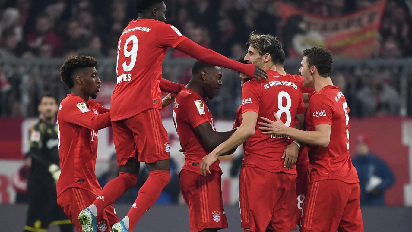 Bayern Münchens Spieler jubeln nach dem Tor von Serge Gnabry zum 2:0.