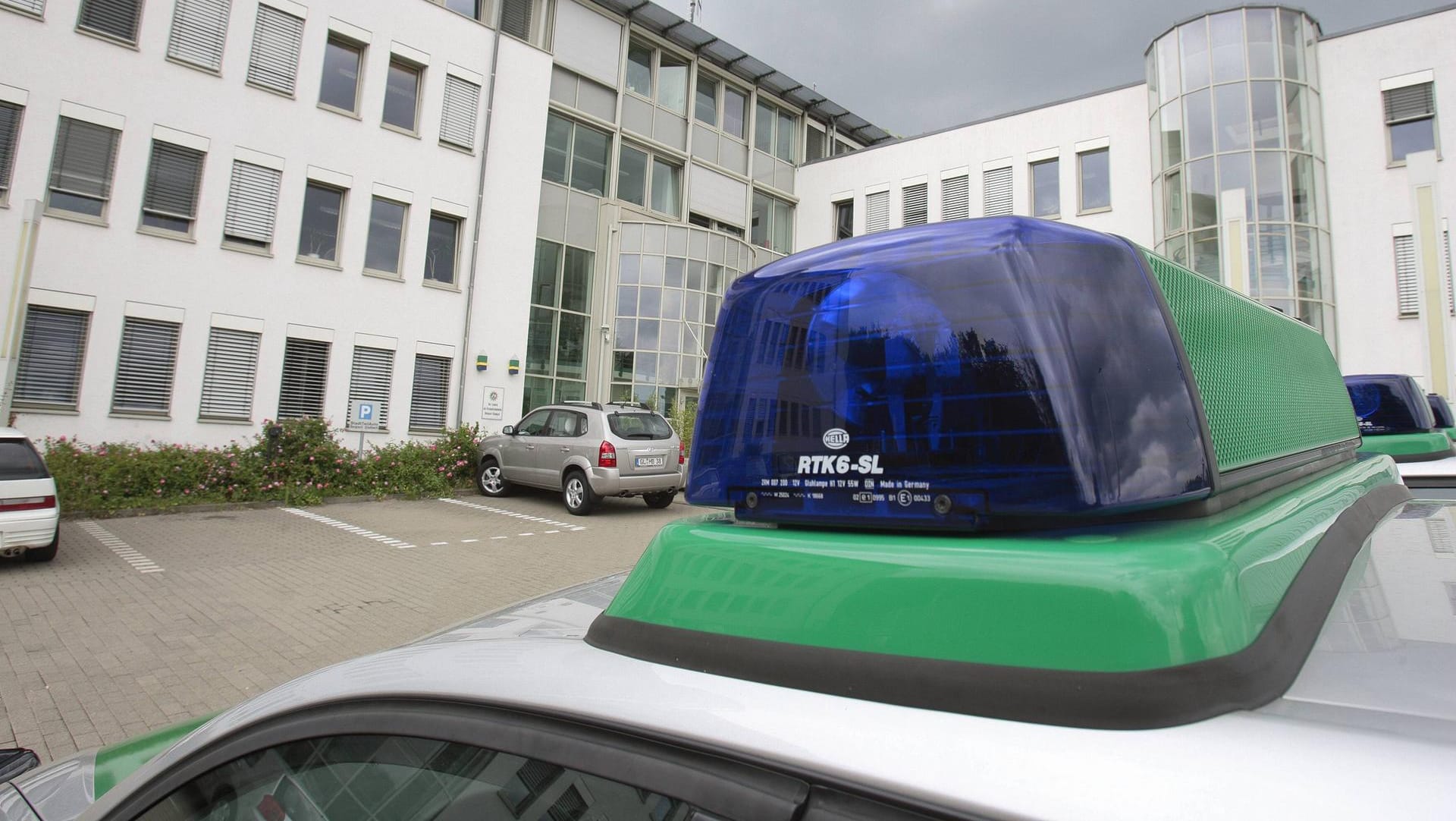 Polizeifahrzeug in Bergisch Gladbach (Archivbild): In dem schweren Missbrauchsfall wurden mehrere Männer festgenommen.