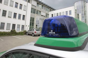 Polizeifahrzeug in Bergisch Gladbach (Archivbild): In dem schweren Missbrauchsfall wurden mehrere Männer festgenommen.