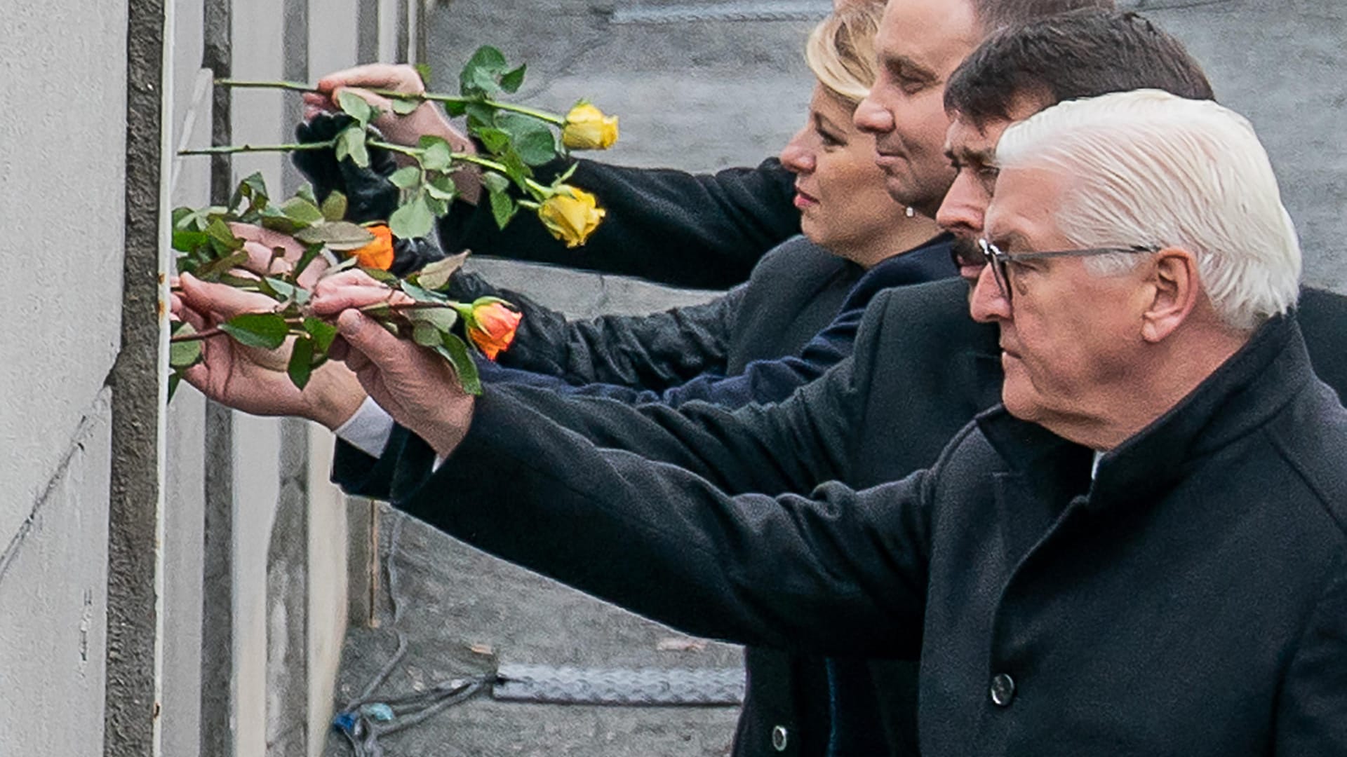 Frank-Walter Steinmeier mit der Präsidentin der Slowakei, Caputova, sowie den Präsidenten Polens, Ungarns und Tschiens, Duda, Ader und Zeman (nicht im Bild) an der Bernauer Straße in Berlin.