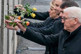 Frank-Walter Steinmeier mit der Präsidentin der Slowakei, Caputova, sowie den Präsidenten Polens, Ungarns und Tschiens, Duda, Ader und Zeman (nicht im Bild) an der Bernauer Straße in Berlin.