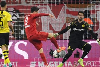 Robert Lewandowski (M) machte mit seinem Tor zum 3:0 alles klar beim Bayern-Sieg gegen den BVB.