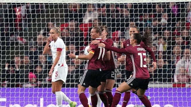 Deutschlands Fußball-Frauen durften sich in Wembley über den Sieg freuen. Deutschlands Fußball-Frauen durften sich in Wembley über den Sieg freuen.