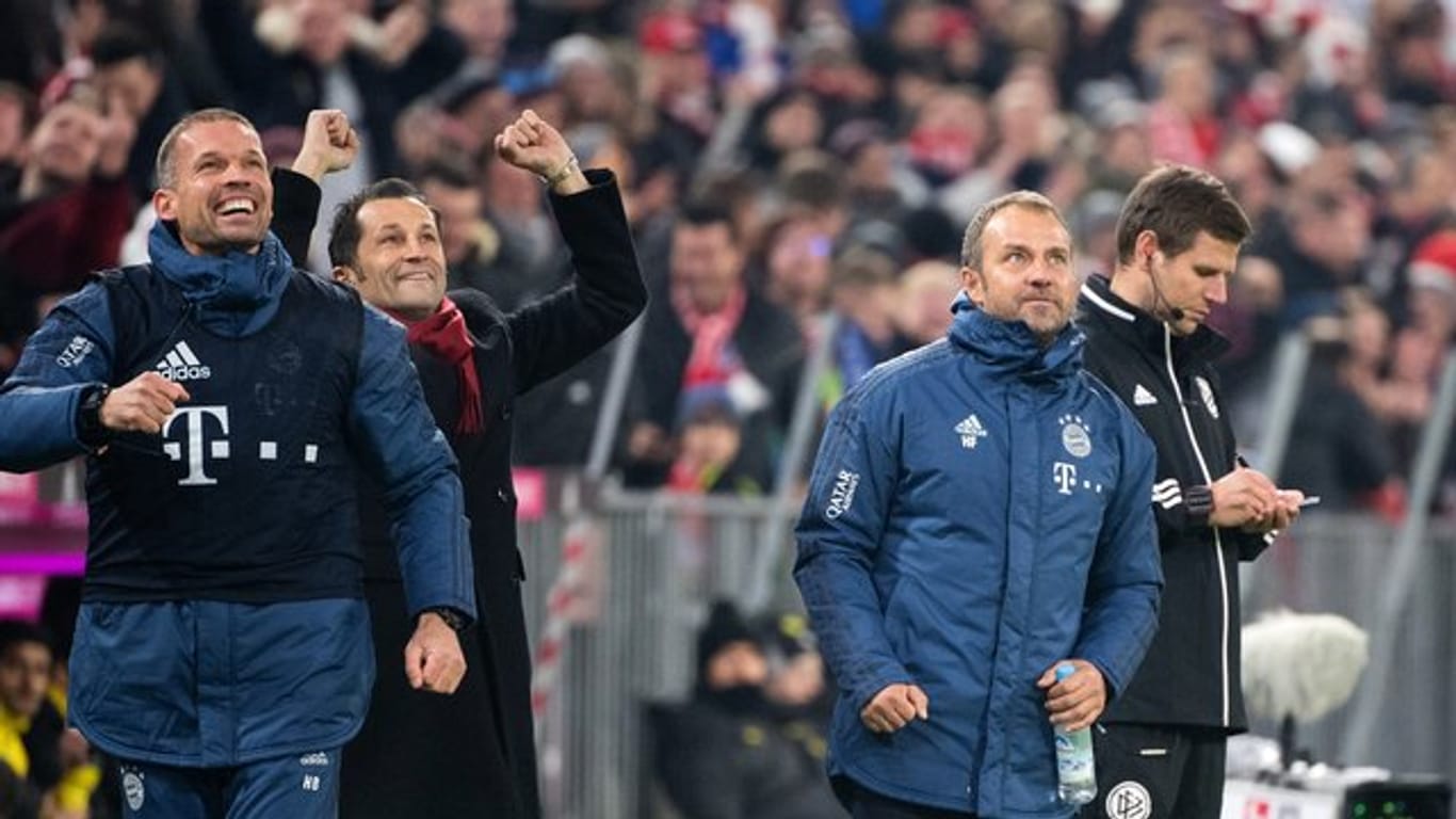 Feierstimmung: Bayern-Coach Hansi Flick freut sich über das 4:0 gegen den BVB.