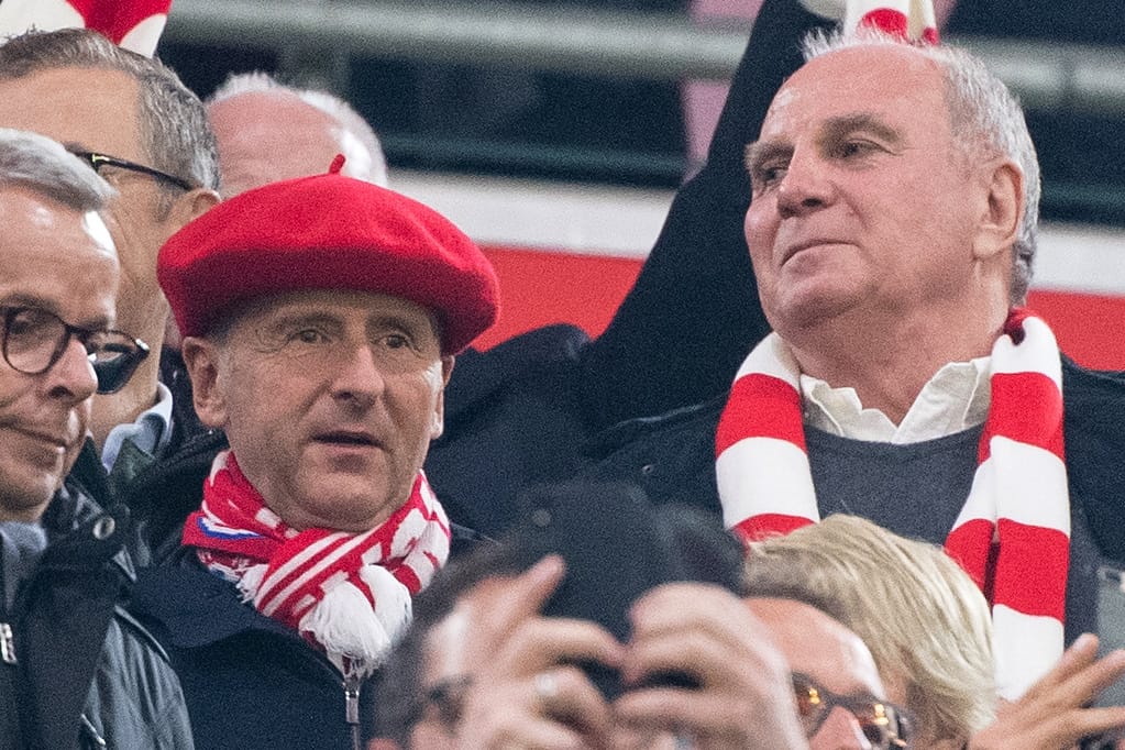 Bayern Münchens Präsident Uli Hoeneß (r) beim Spiel der Münchner gegen Dortmund.