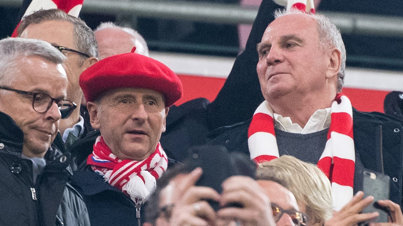 Bayern Münchens Präsident Uli Hoeneß (r) beim Spiel der Münchner gegen Dortmund.