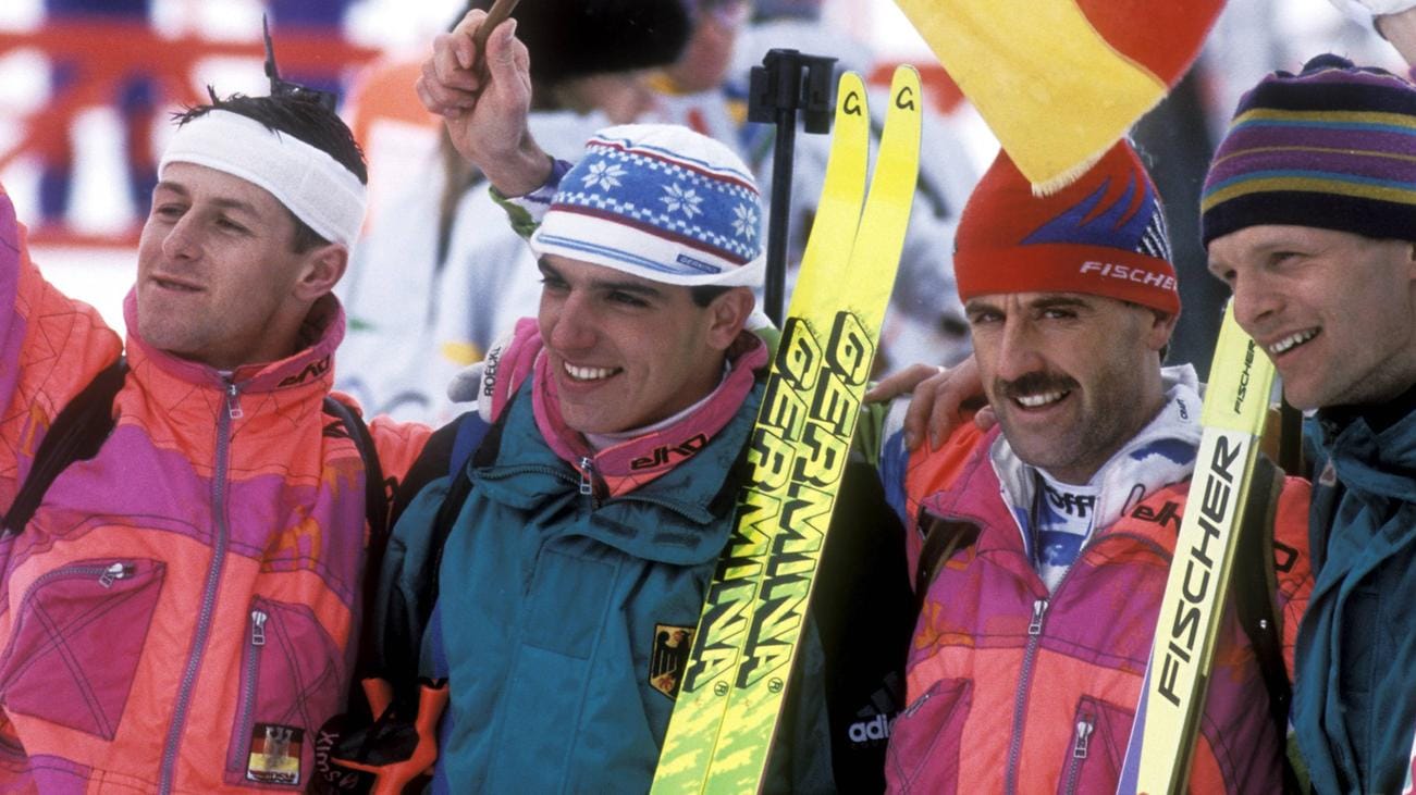 Als Teil der gesamtdeutschen Mannschaft: Bei den Spielen 1992 in Albertville holte Ricco Groß (2. v. l.) seine erste Olympia-Goldmedaille. Wie seine Kollegen Mark Kirchner (l.) und Jens Steinigen (r.) trat er wenige Jahr zuvor noch für die DDR an.