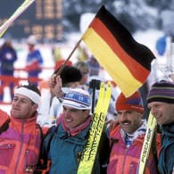 Als Teil der gesamtdeutschen Mannschaft: Bei den Spielen 1992 in Albertville holte Ricco Groß (2. v. l.) seine erste Olympia-Goldmedaille. Wie seine Kollegen Mark Kirchner (l.) und Jens Steinigen (r.) trat er wenige Jahr zuvor noch für die DDR an.