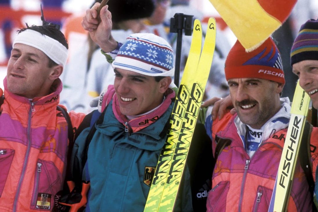 Als Teil der gesamtdeutschen Mannschaft: Bei den Spielen 1992 in Albertville holte Ricco Groß (2. v. l.) seine erste Olympia-Goldmedaille. Wie seine Kollegen Mark Kirchner (l.) und Jens Steinigen (r.) trat er wenige Jahr zuvor noch für die DDR an.