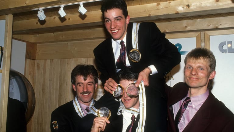 Erfolgreiches Team aus Ost und West: Ricco Groß (o.), Fritz Fischer (l.), Mark Kirchner (u.) und Jens Steinigen feiern ihr Staffel-Gold bei den Olympischen Spielen 1992.