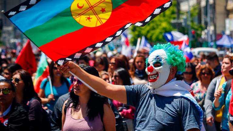 Ein Mann mit "Joker"-Maske bei einer Demonstration für Sozialreformen.