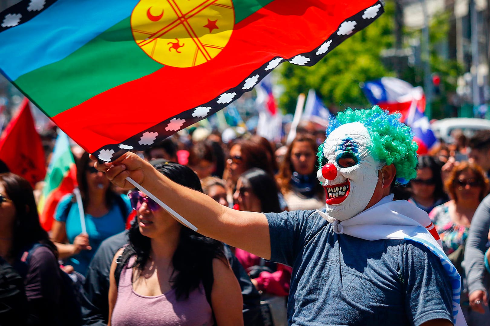 Ein Mann mit "Joker"-Maske bei einer Demonstration für Sozialreformen.