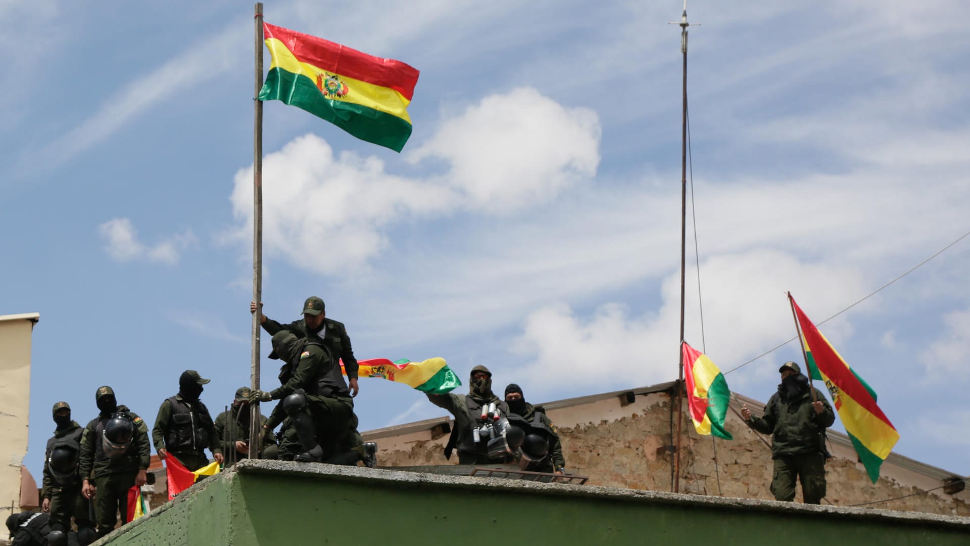 Eine Gruppe von Polizisten hisst die bolivianische Flagge an ihrem Stützpunkt, in denen die Polizisten die Gehaltserhöhung und die Annullierung von Wahlen forderten.