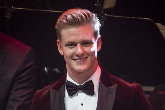 Mick Schumacher hält den Pegasos-Preis in der Kategorie "Sportler mit Herz" in den Händen.