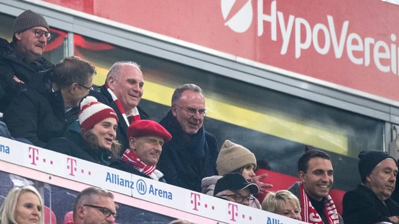 Uli Hoeneß (l) und Karl-Heinz Rummenigge verfolgen den Sieg des FC Bayern.
