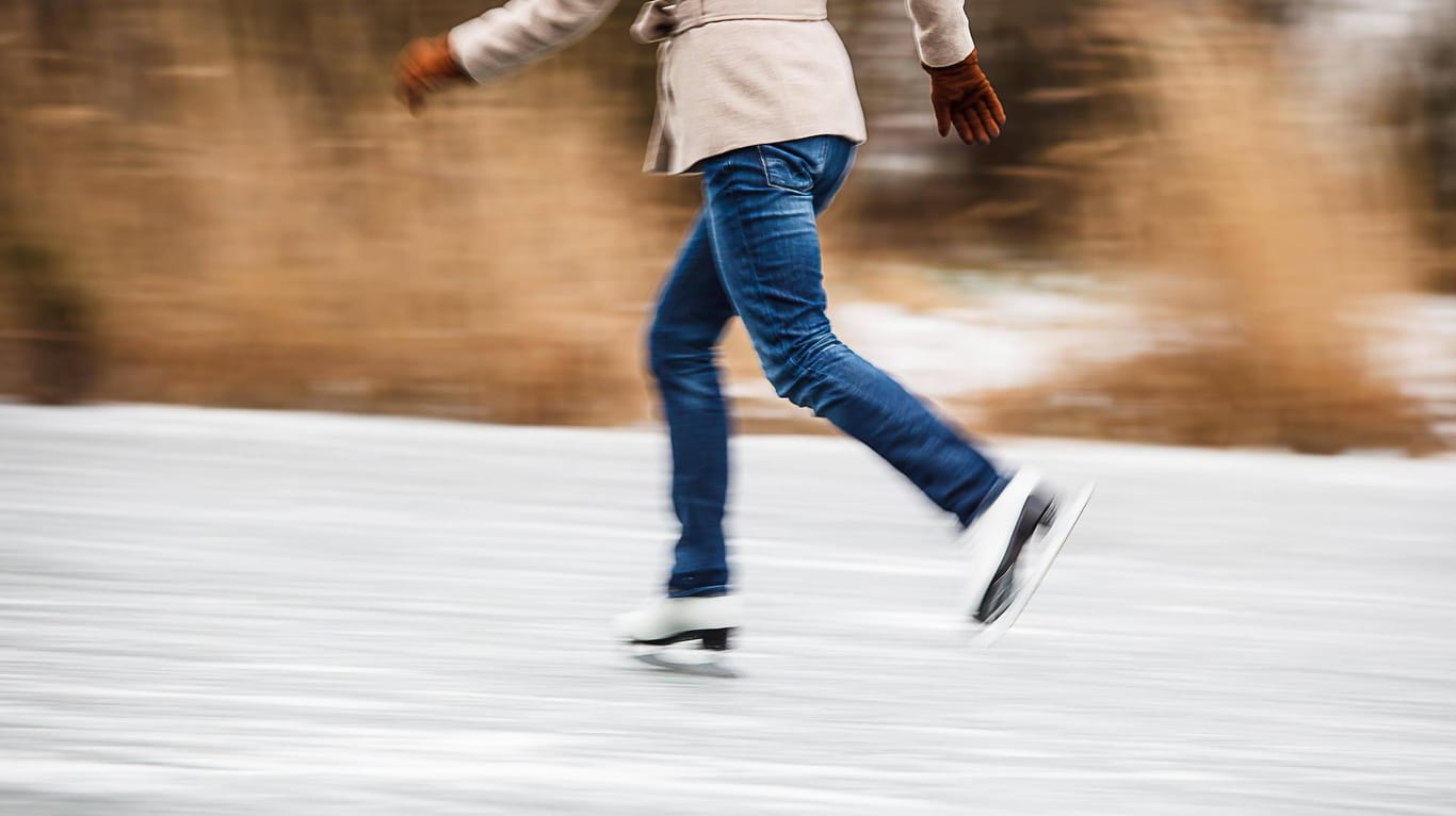 Beim Schlittschuhlaufen ist das glatte Eis von Vorteil: Jetzt wissen Forscher, woran das liegt.