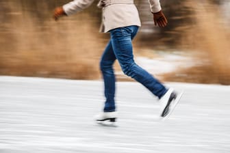 Beim Schlittschuhlaufen ist das glatte Eis von Vorteil: Jetzt wissen Forscher, woran das liegt.