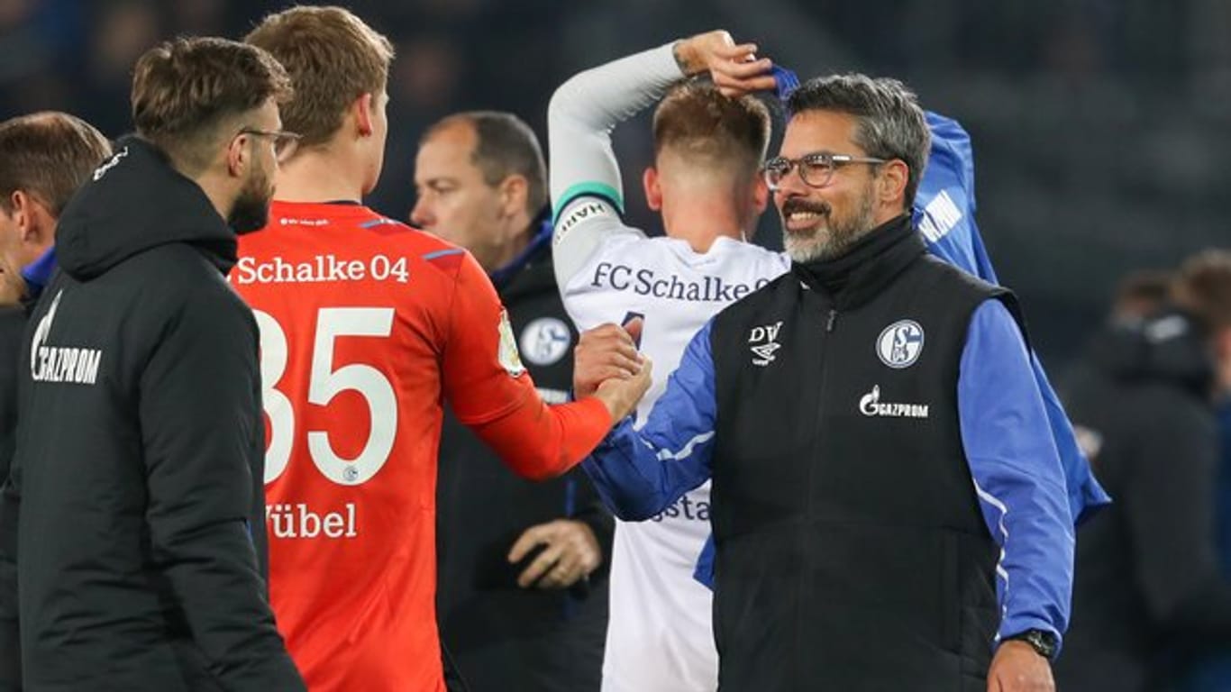 Würde sich über einen Verbleib des Torwarts freuen: Schalke-Trainer David Wagner (r) beim Handschlag mit Keeper Alexander Nübel (2.