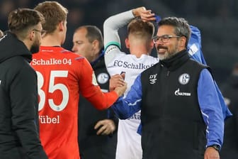 Würde sich über einen Verbleib des Torwarts freuen: Schalke-Trainer David Wagner (r) beim Handschlag mit Keeper Alexander Nübel (2.