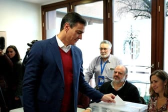 Pedro Sanchez (M), Premierminister von Spanien, gibt seinen Stimmzettel in einem Wahllokal ab.